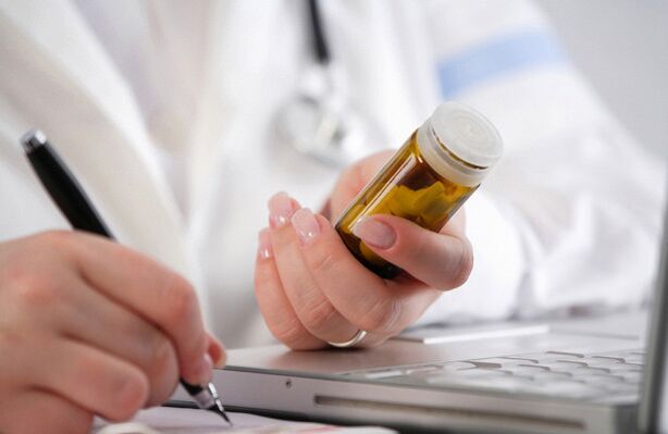 Doctor prescribes medicine to treat prostatitis